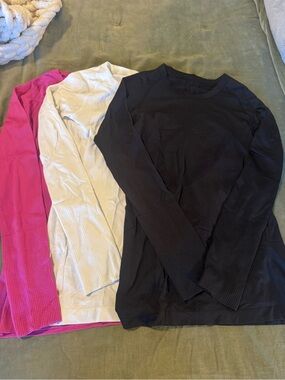 Crazy yoga long sleeve bundle in size small!!